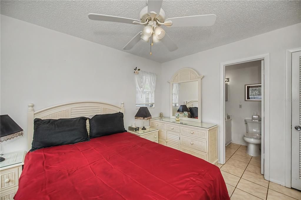 For Sale: $210,000 (2 beds, 2 baths, 912 Square Feet)