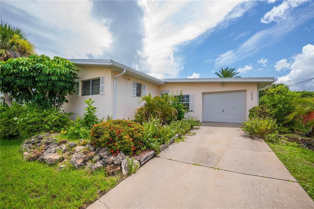 For Sale: $210,000 (2 beds, 2 baths, 912 Square Feet)
