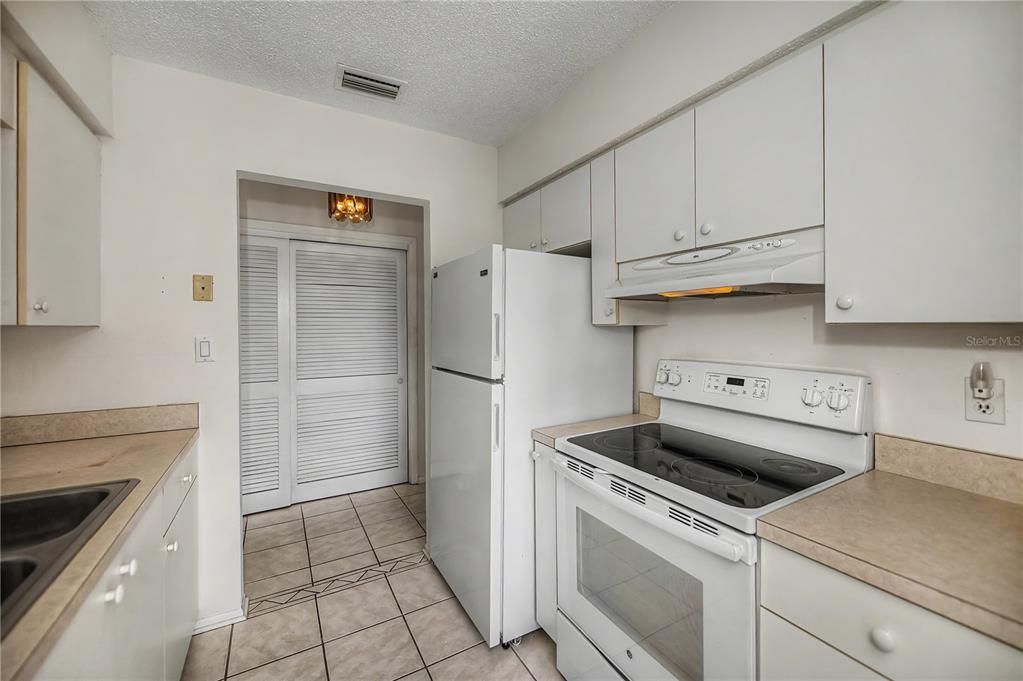 For Sale: $210,000 (2 beds, 2 baths, 912 Square Feet)
