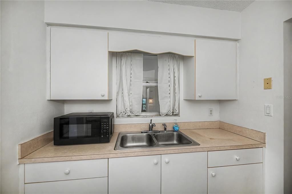 For Sale: $210,000 (2 beds, 2 baths, 912 Square Feet)