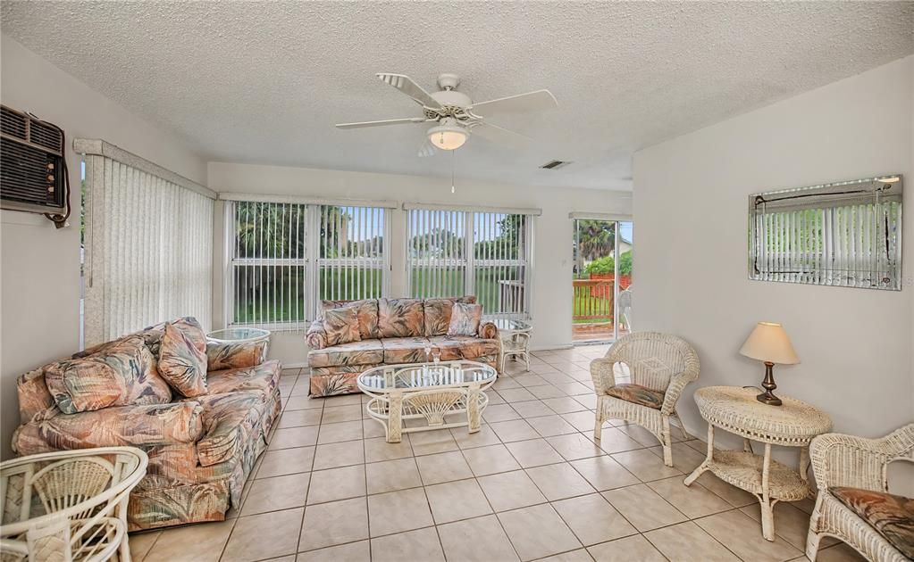For Sale: $210,000 (2 beds, 2 baths, 912 Square Feet)