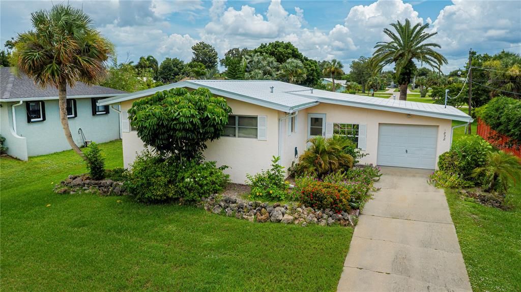 For Sale: $210,000 (2 beds, 2 baths, 912 Square Feet)
