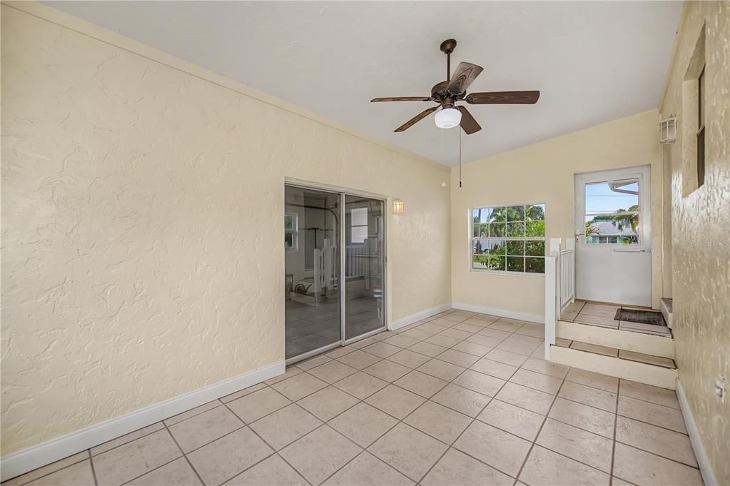 For Sale: $210,000 (2 beds, 2 baths, 912 Square Feet)