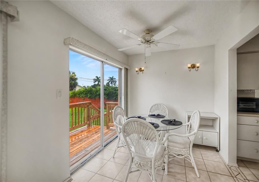 For Sale: $210,000 (2 beds, 2 baths, 912 Square Feet)