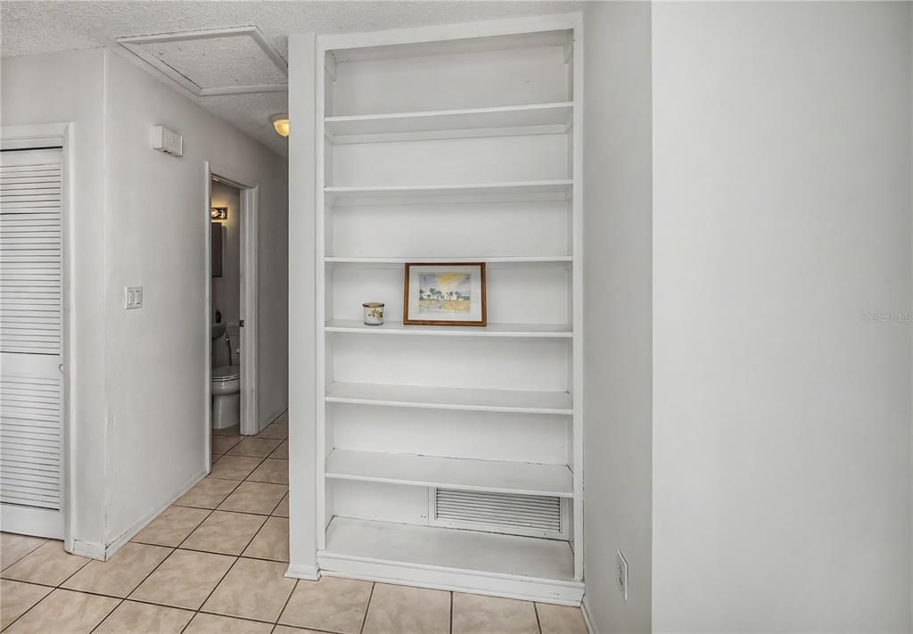 For Sale: $210,000 (2 beds, 2 baths, 912 Square Feet)