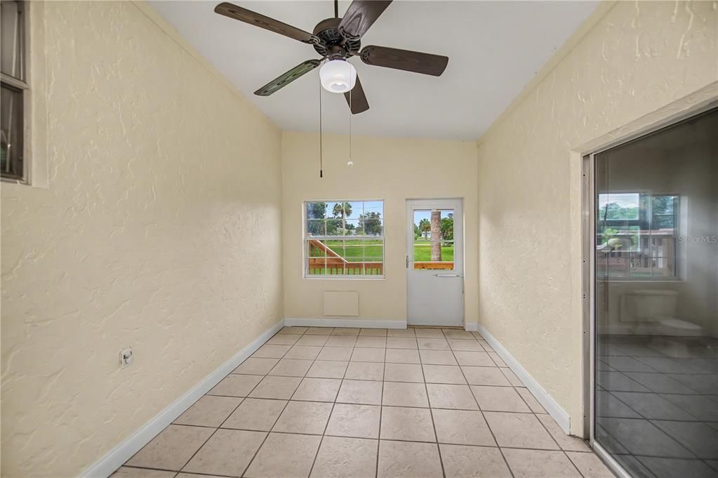 For Sale: $210,000 (2 beds, 2 baths, 912 Square Feet)