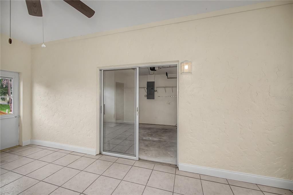 For Sale: $210,000 (2 beds, 2 baths, 912 Square Feet)