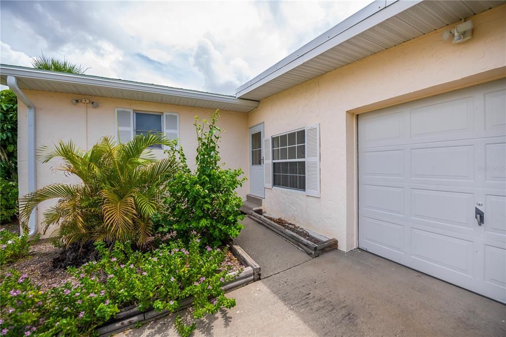 For Sale: $210,000 (2 beds, 2 baths, 912 Square Feet)