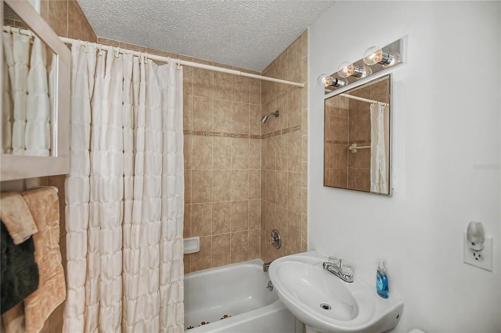 For Sale: $210,000 (2 beds, 2 baths, 912 Square Feet)