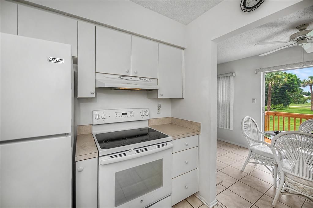 For Sale: $210,000 (2 beds, 2 baths, 912 Square Feet)