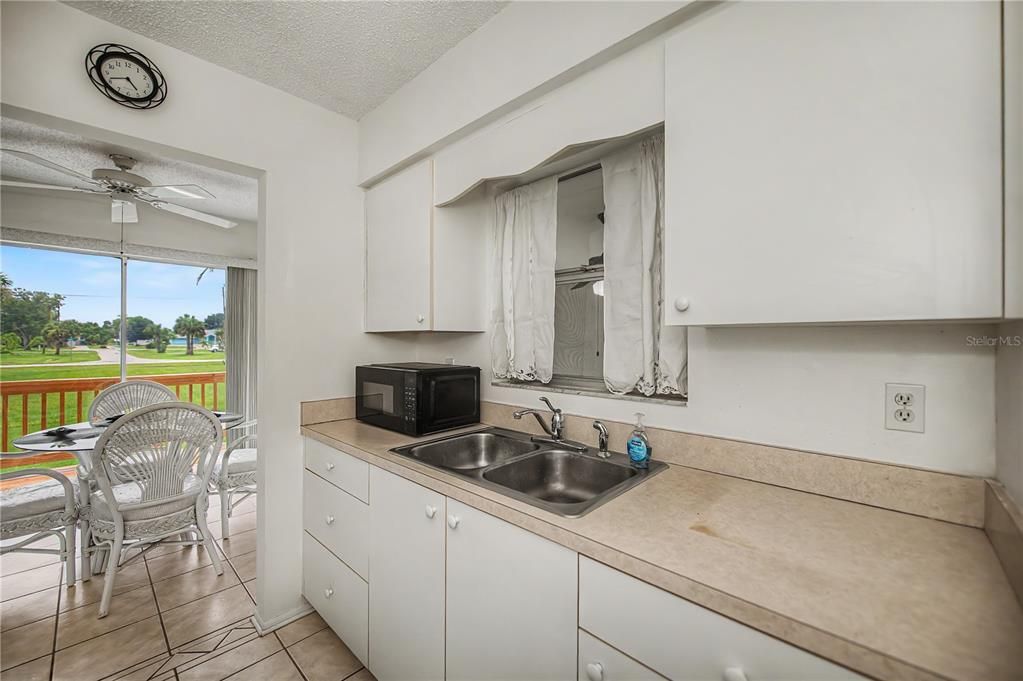 For Sale: $210,000 (2 beds, 2 baths, 912 Square Feet)