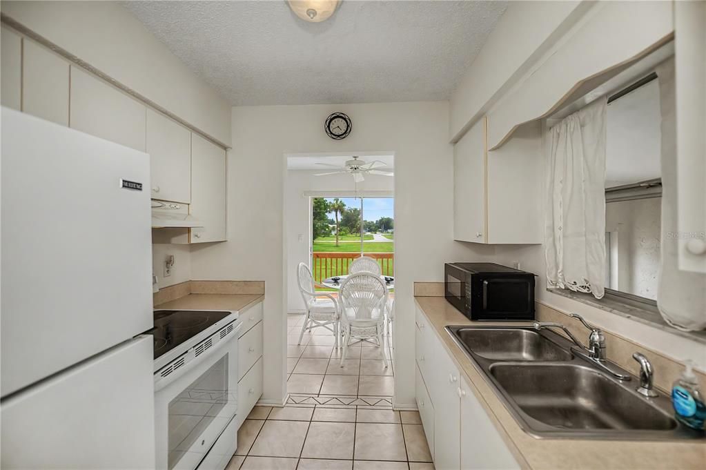 For Sale: $210,000 (2 beds, 2 baths, 912 Square Feet)