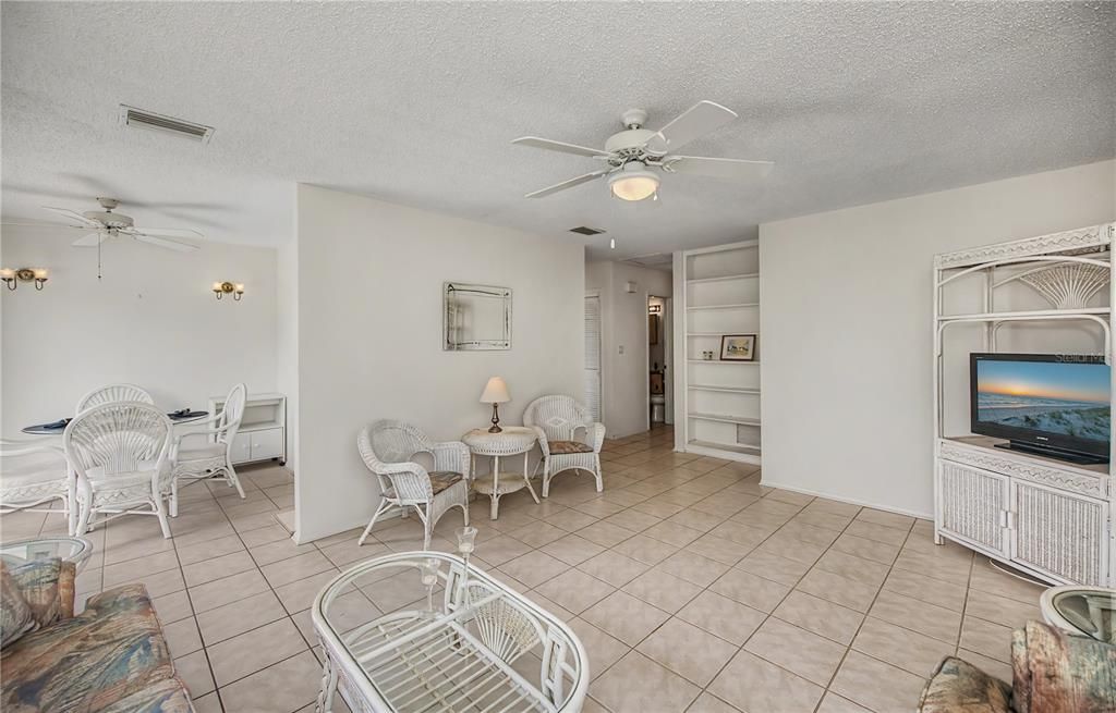 For Sale: $210,000 (2 beds, 2 baths, 912 Square Feet)