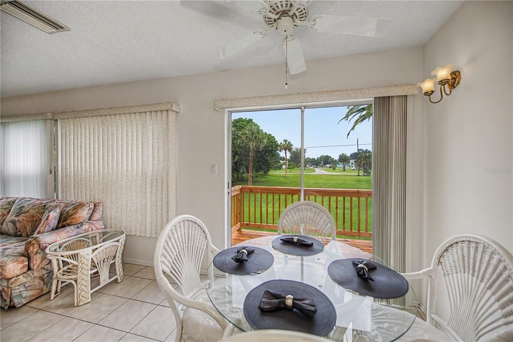 For Sale: $210,000 (2 beds, 2 baths, 912 Square Feet)