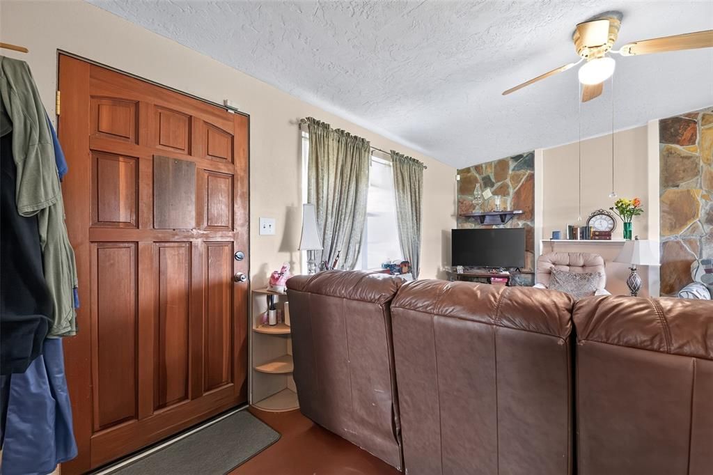 En Venta: $229,900 (4 camas, 2 baños, 2000 Pies cuadrados)
