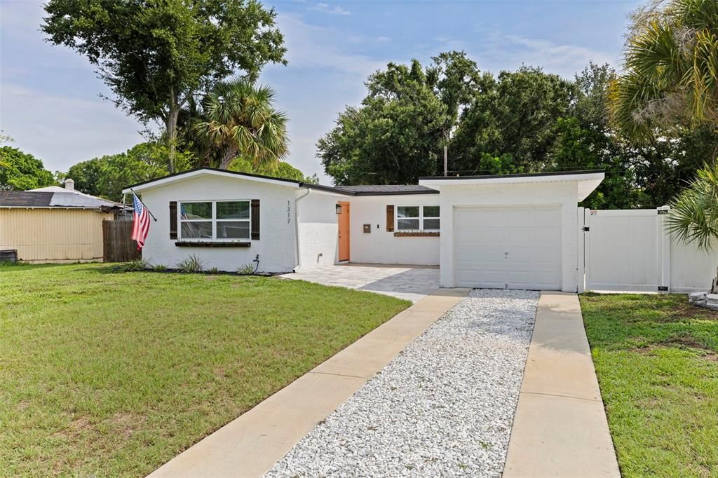 For Sale: $399,000 (2 beds, 1 baths, 804 Square Feet)