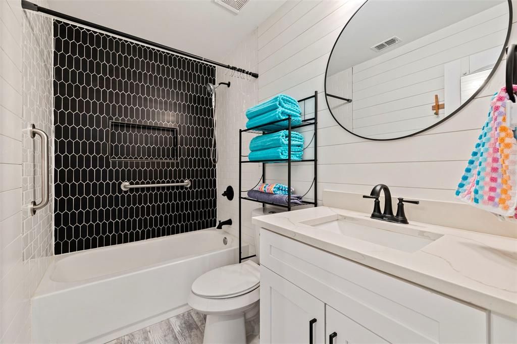 For Sale: $399,000 (2 beds, 1 baths, 804 Square Feet)