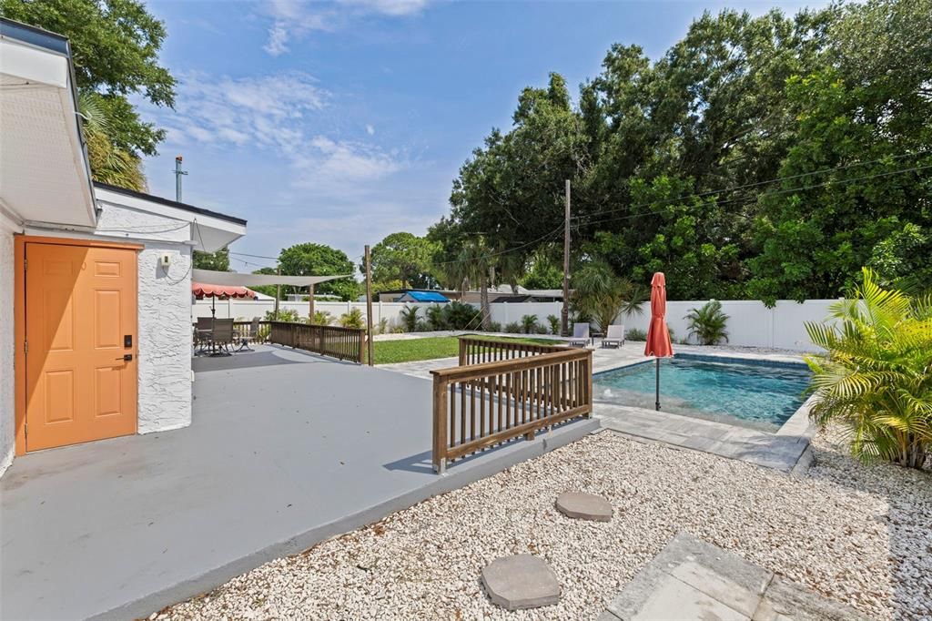 For Sale: $399,000 (2 beds, 1 baths, 804 Square Feet)