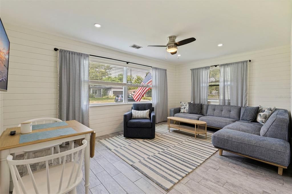 For Sale: $399,000 (2 beds, 1 baths, 804 Square Feet)