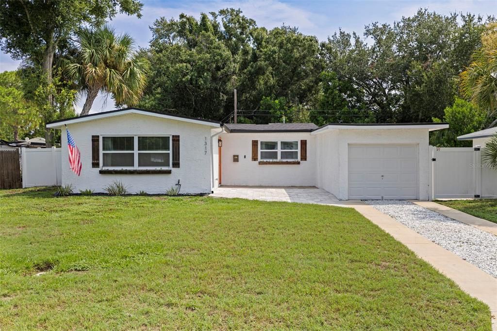 For Sale: $399,000 (2 beds, 1 baths, 804 Square Feet)