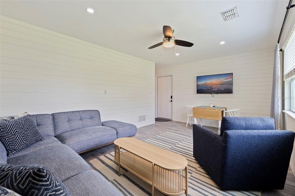 For Sale: $399,000 (2 beds, 1 baths, 804 Square Feet)