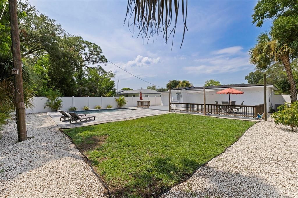 For Sale: $399,000 (2 beds, 1 baths, 804 Square Feet)