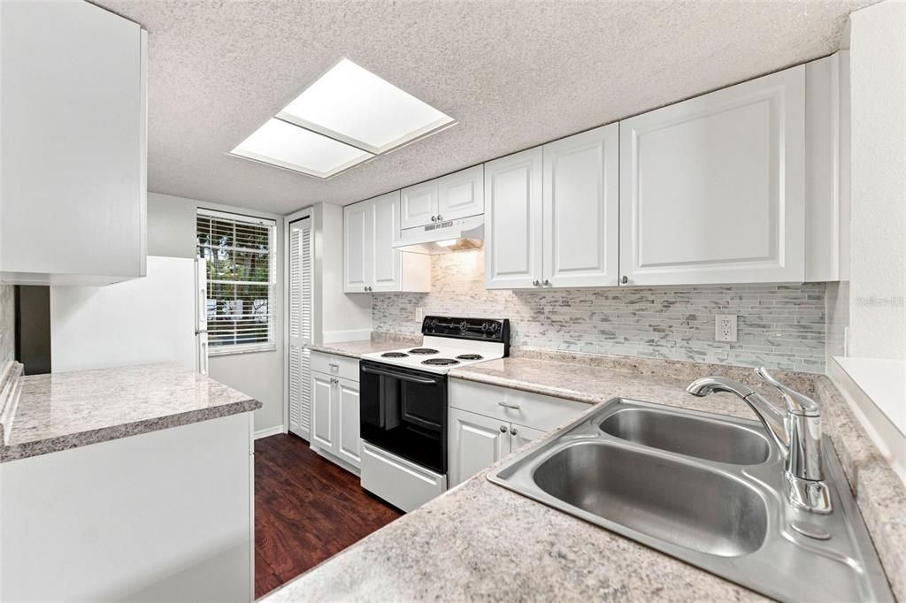 For Sale: $219,000 (2 beds, 2 baths, 1036 Square Feet)