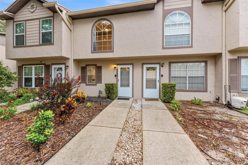 For Sale: $219,000 (2 beds, 2 baths, 1036 Square Feet)