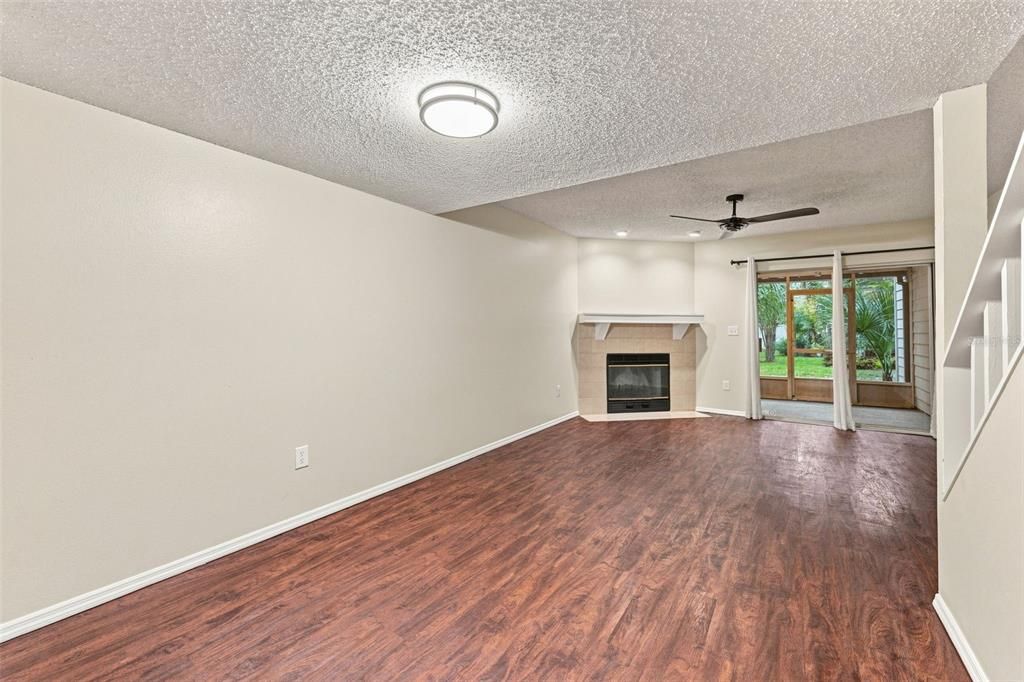 For Sale: $219,000 (2 beds, 2 baths, 1036 Square Feet)