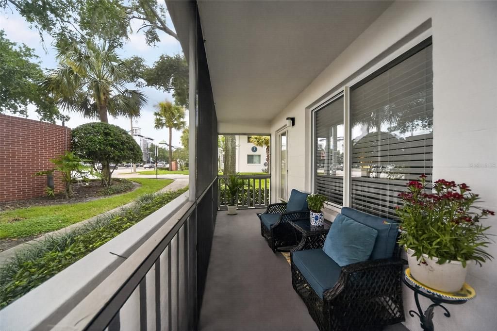 For Sale: $319,000 (2 beds, 1 baths, 816 Square Feet)