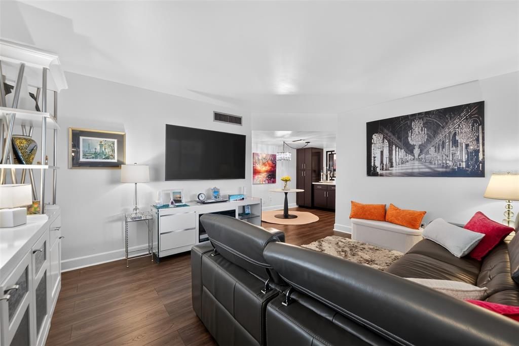 For Sale: $319,000 (2 beds, 1 baths, 816 Square Feet)