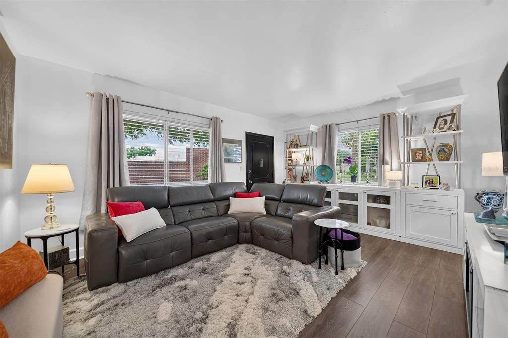 For Sale: $319,000 (2 beds, 1 baths, 816 Square Feet)