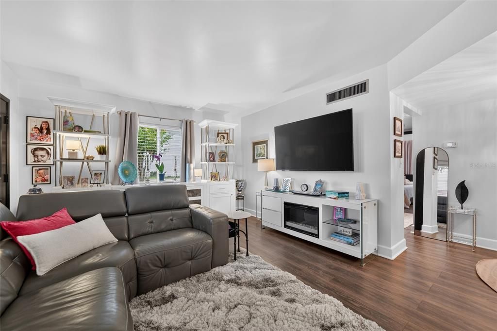 For Sale: $319,000 (2 beds, 1 baths, 816 Square Feet)