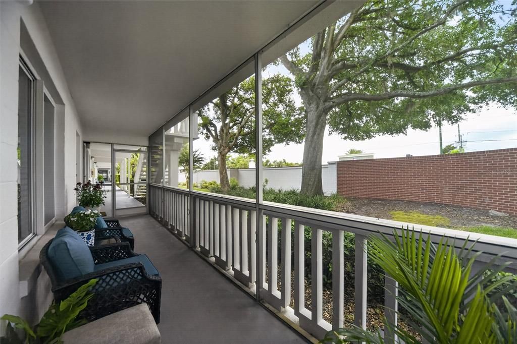 For Sale: $319,000 (2 beds, 1 baths, 816 Square Feet)