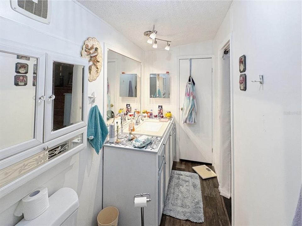 На продажу: $124,900 (2 спален, 2 ванн, 1092 Квадратных фут)
