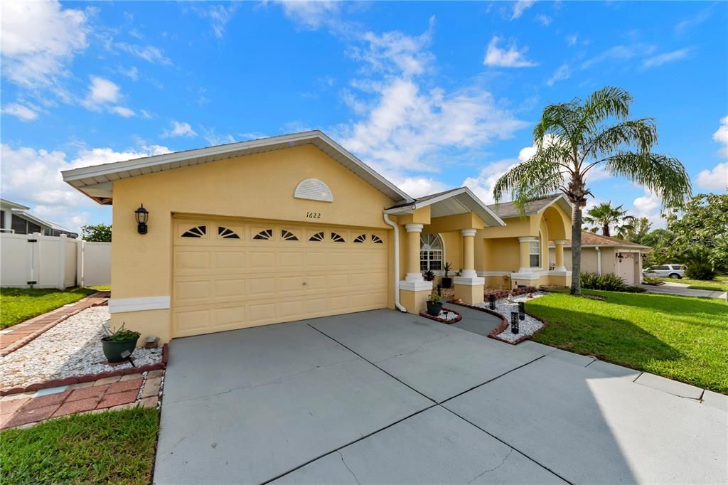 Activo con contrato: $455,000 (4 camas, 2 baños, 2016 Pies cuadrados)