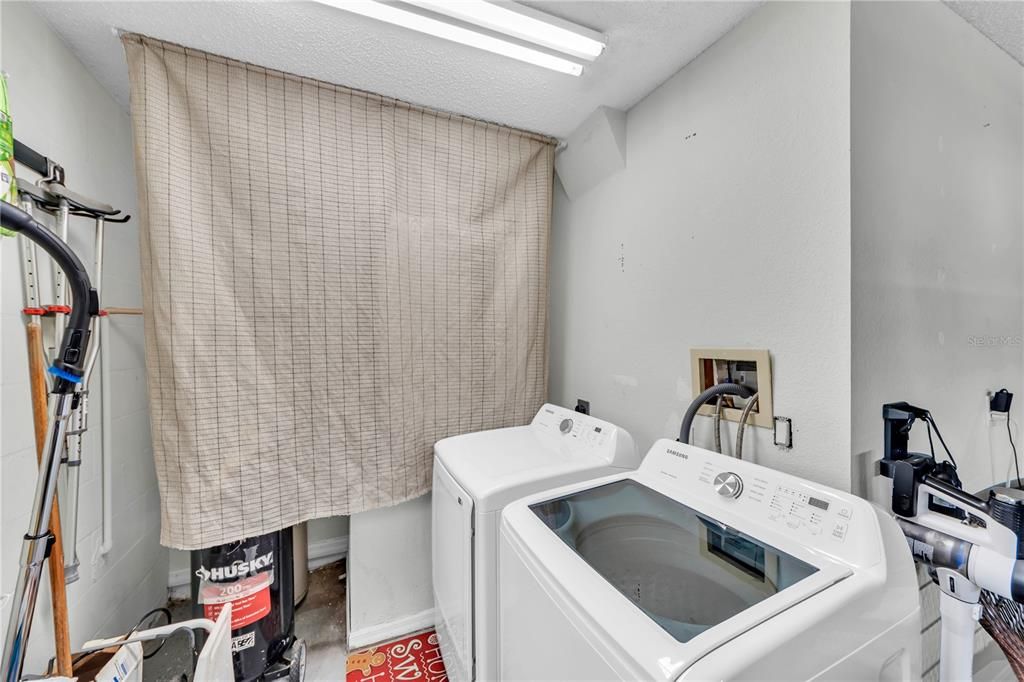 Activo con contrato: $455,000 (4 camas, 2 baños, 2016 Pies cuadrados)