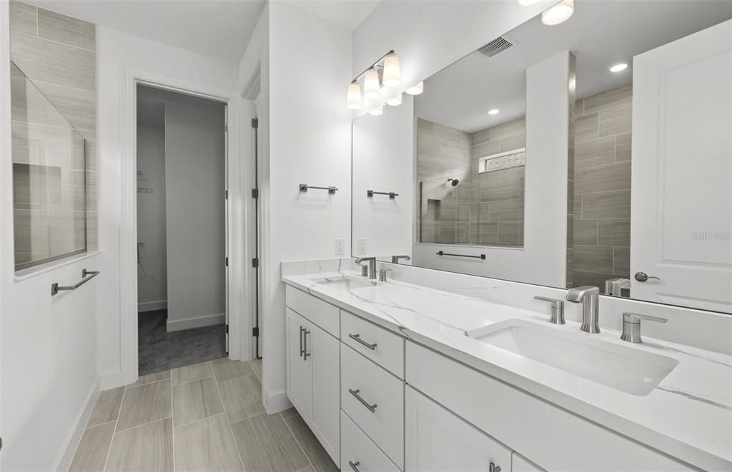 En Venta: $675,000 (3 camas, 3 baños, 2778 Pies cuadrados)