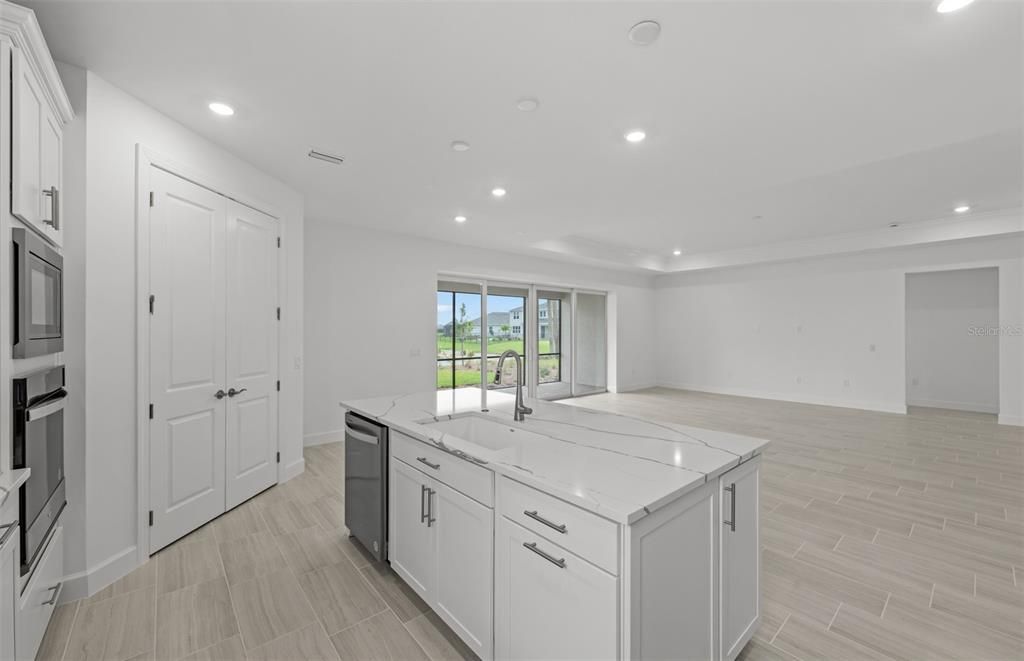 En Venta: $675,000 (3 camas, 3 baños, 2778 Pies cuadrados)