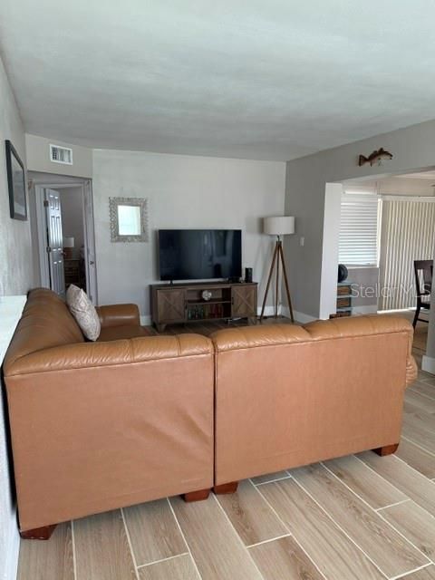 For Rent: $2,700 (3 beds, 2 baths, 1234 Square Feet)