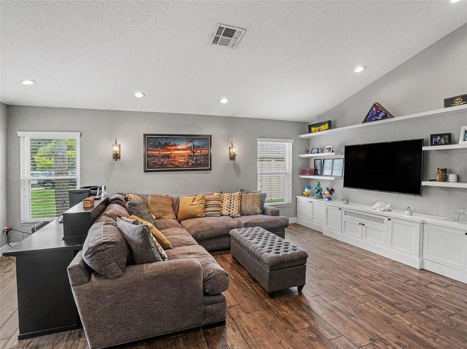 For Sale: $568,000 (3 beds, 2 baths, 2044 Square Feet)