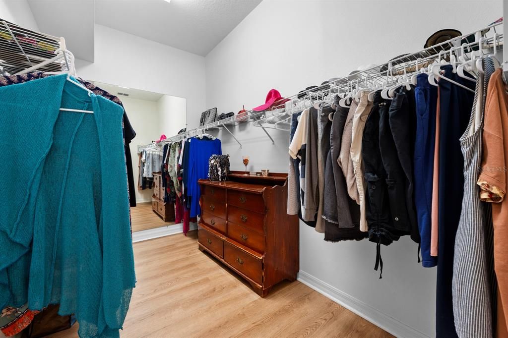Activo con contrato: $379,900 (3 camas, 2 baños, 1635 Pies cuadrados)