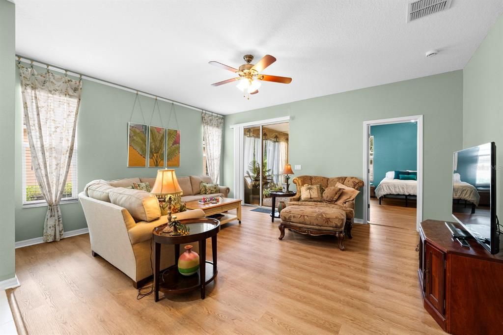 Activo con contrato: $379,900 (3 camas, 2 baños, 1635 Pies cuadrados)