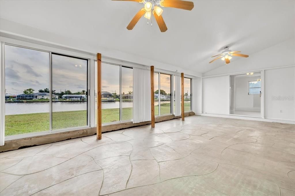 Activo con contrato: $285,000 (3 camas, 2 baños, 1389 Pies cuadrados)
