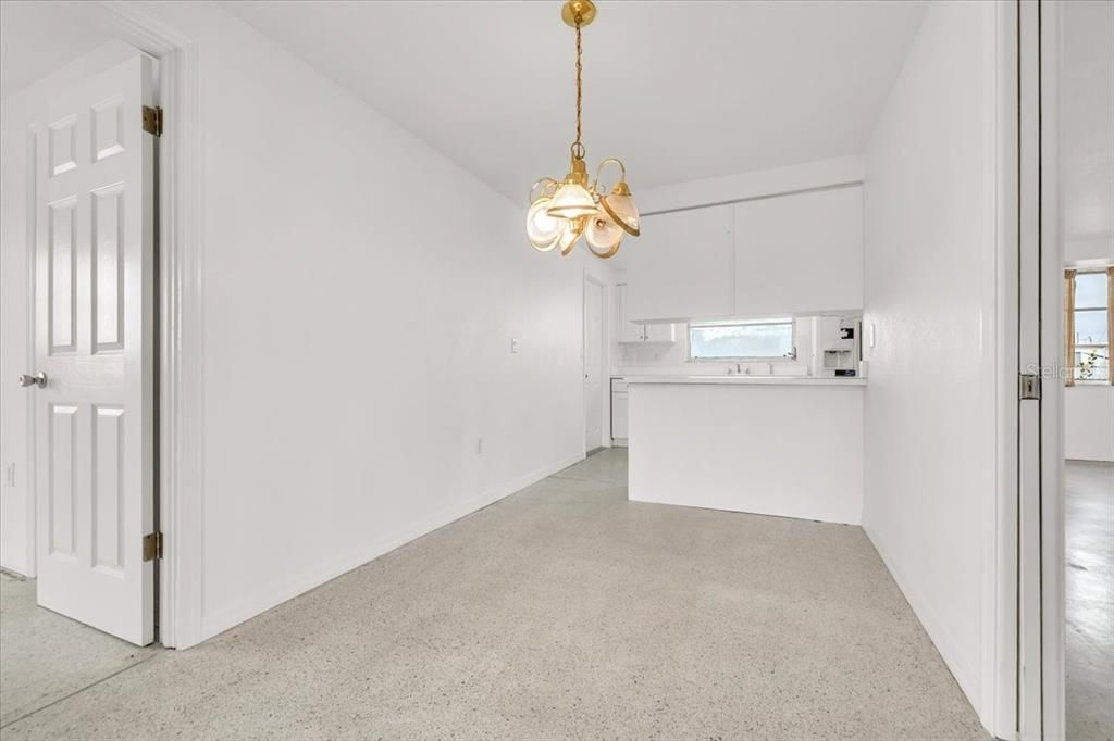 Activo con contrato: $285,000 (3 camas, 2 baños, 1389 Pies cuadrados)