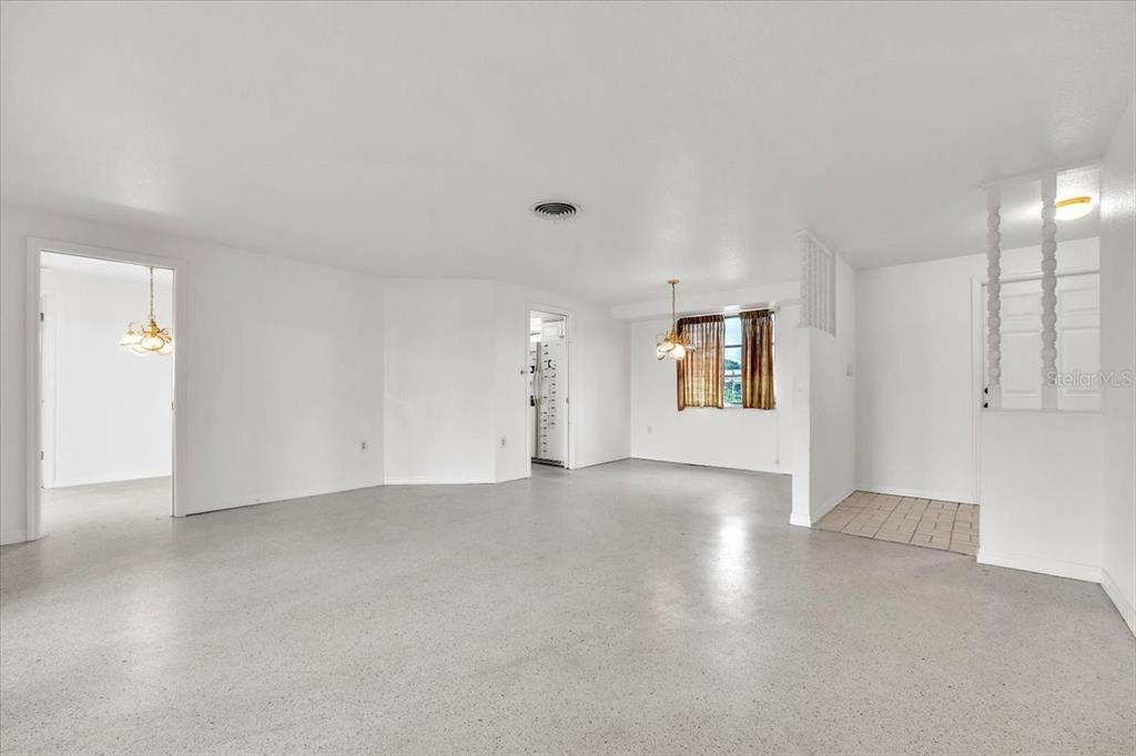 Activo con contrato: $285,000 (3 camas, 2 baños, 1389 Pies cuadrados)