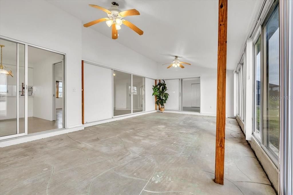 Activo con contrato: $285,000 (3 camas, 2 baños, 1389 Pies cuadrados)