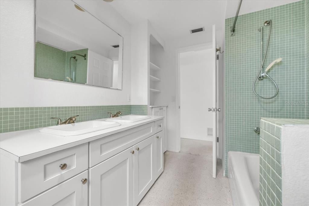 Activo con contrato: $285,000 (3 camas, 2 baños, 1389 Pies cuadrados)