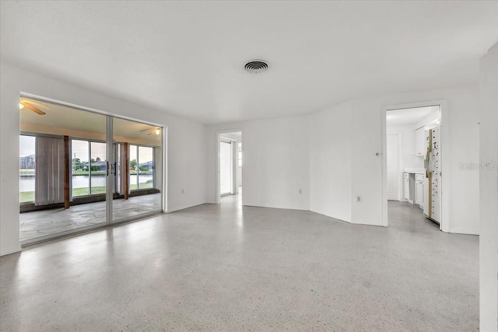 Activo con contrato: $285,000 (3 camas, 2 baños, 1389 Pies cuadrados)