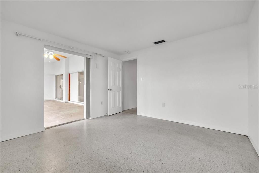 Activo con contrato: $285,000 (3 camas, 2 baños, 1389 Pies cuadrados)